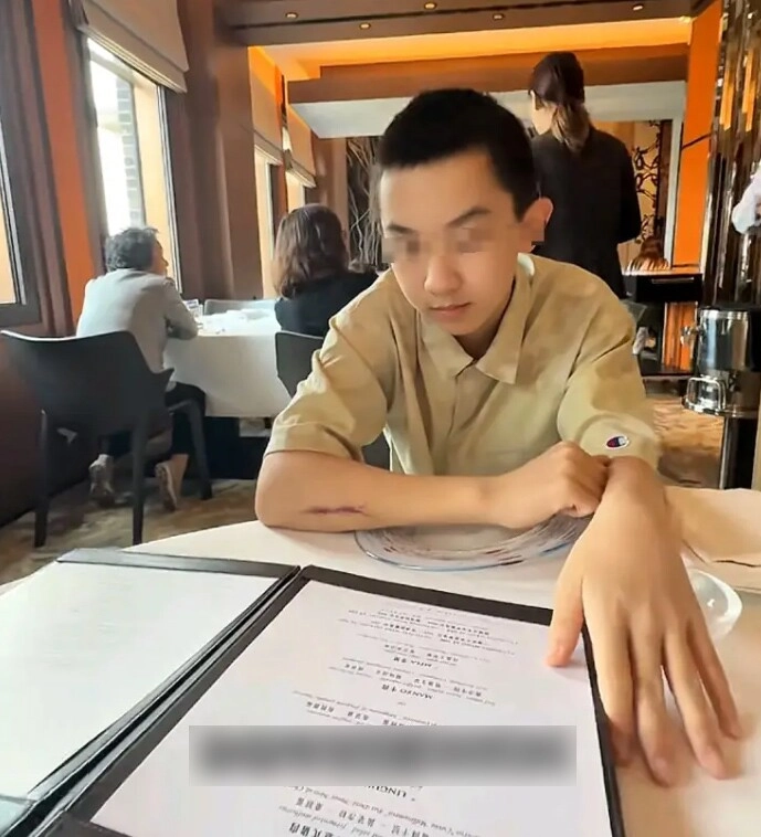 Chi 16 triệu đồng dẫn con trai vào nhà hàng ăn món xa hoa người mẹ nhận cái kết đắng - 3