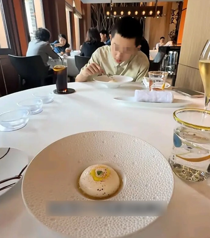 Chi 16 triệu đồng dẫn con trai vào nhà hàng ăn món xa hoa người mẹ nhận cái kết đắng - 4