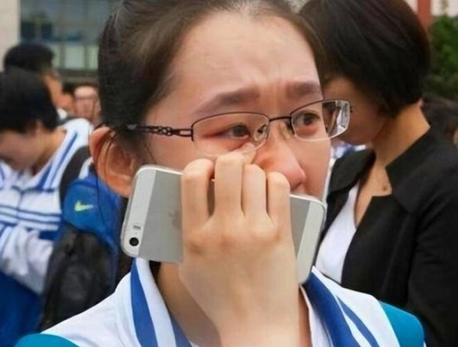 Chi 17 tỷ cho con học thêm bố mẹ bật khóc khi con trượt đại học nhìn đứa trẻ được thủ khoa mà hối hận - 1