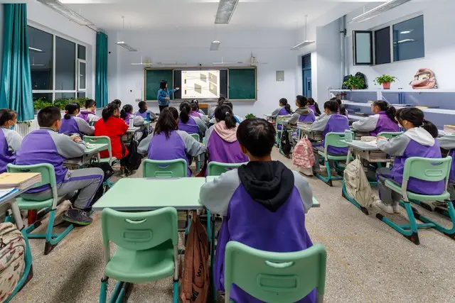 Chi 17 tỷ cho con học thêm bố mẹ bật khóc khi con trượt đại học nhìn đứa trẻ được thủ khoa mà hối hận - 3