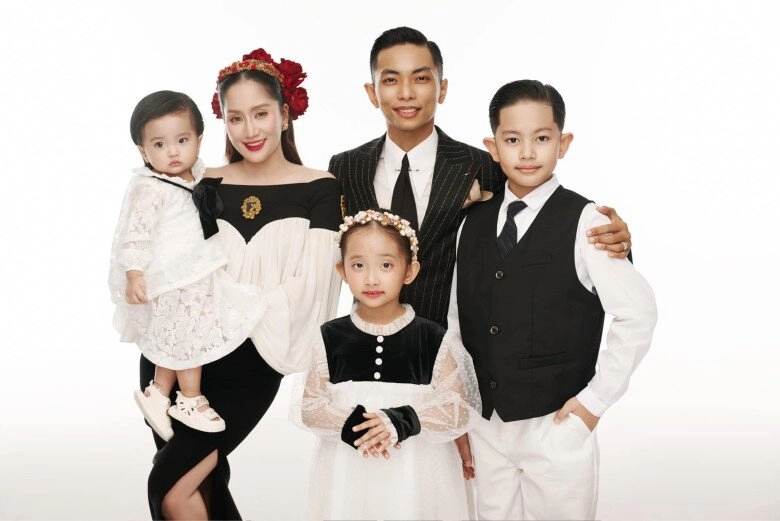 Chị đẹp vbiz lấy hồng hài nhi kém 12 tuổi ra đường váy áo quyến rũ dù sinh ào ào 3 con lúc về nhà lại hoàn toàn trái ngược - 1
