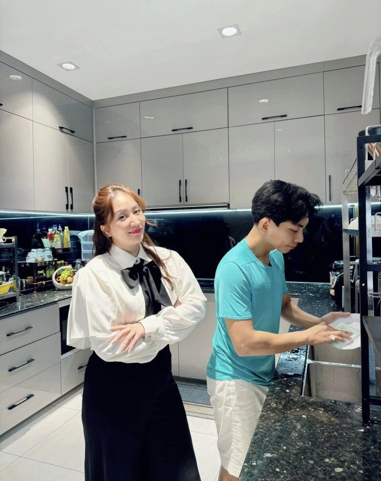 Chị đẹp vbiz lấy hồng hài nhi kém 12 tuổi ra đường váy áo quyến rũ dù sinh ào ào 3 con lúc về nhà lại hoàn toàn trái ngược - 8