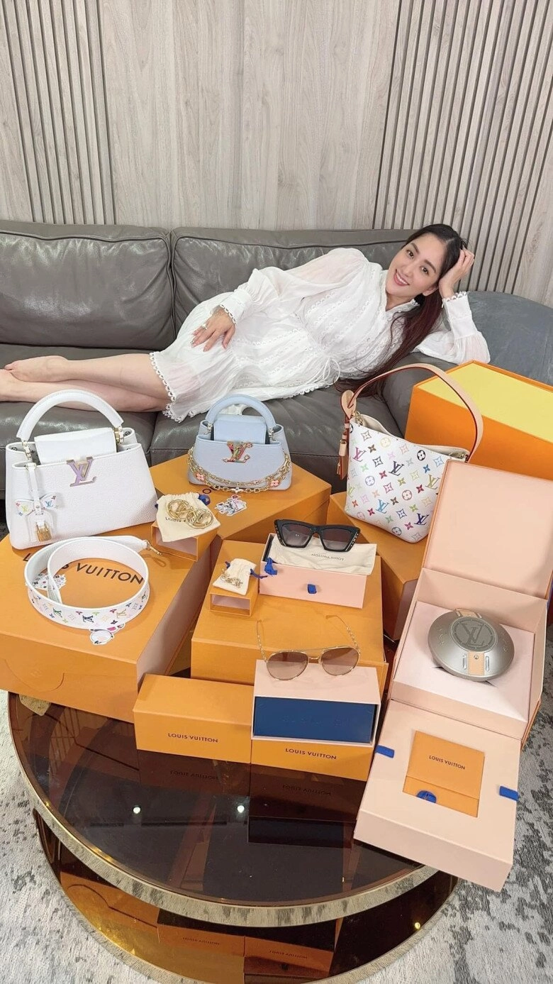Chị đẹp vbiz lấy hồng hài nhi kém 12 tuổi ra đường váy áo quyến rũ dù sinh ào ào 3 con lúc về nhà lại hoàn toàn trái ngược - 12