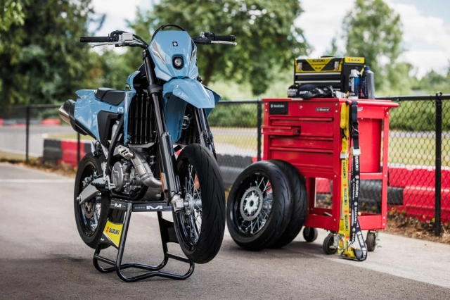 Chi tiết thú vị về suzuki dr-z4sm chiếc siêu mô tô được nhiều người mong đợi - 1