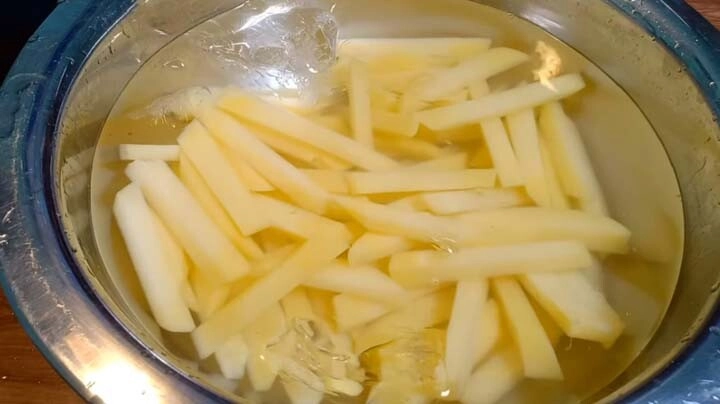 Chiên khoai tây nhiều năm giờ mới biết khoai cắt xong đừng dại cho vào chảo ngay thêm bước này mới giòn lâu không ỉu - 1