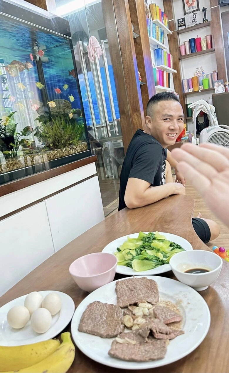 Chồng btv hoàng linh vào bếp nấu đồ ăn giảm cân cho vợ được khen văn võ song toàn - 1