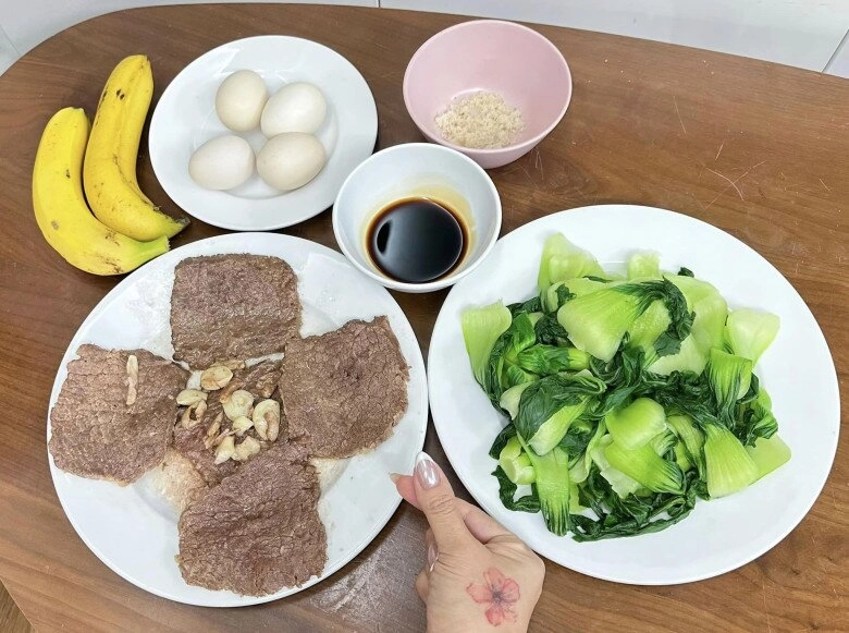 Chồng btv hoàng linh vào bếp nấu đồ ăn giảm cân cho vợ được khen văn võ song toàn - 2