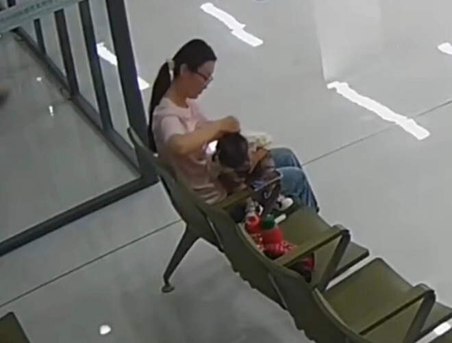 Chồng đưa con người phụ nữ khác đi viện bất ngờ gặp vợ đang chăm con ốm phản ứng sau đó ai cũng khen - 1