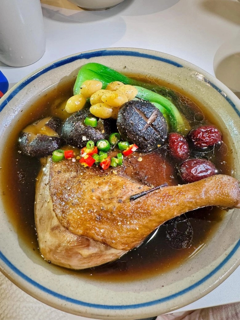 Chồng hoa hậu diễm hương đa tài làm món vịt ngon đã mắt không ngờ con trai đảm chẳng kém - 1