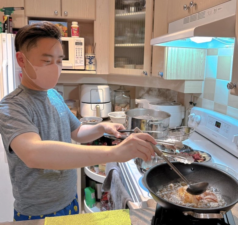 Chồng hoa hậu diễm hương đa tài làm món vịt ngon đã mắt không ngờ con trai đảm chẳng kém - 3