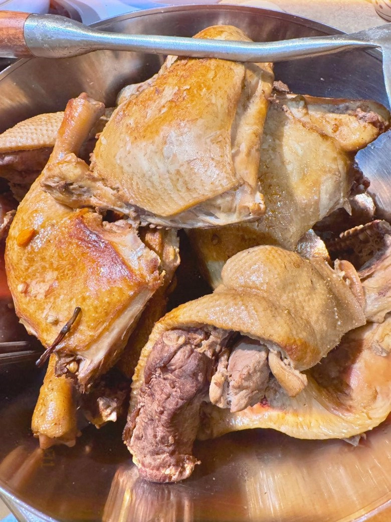 Chồng hoa hậu diễm hương đa tài làm món vịt ngon đã mắt không ngờ con trai đảm chẳng kém - 4