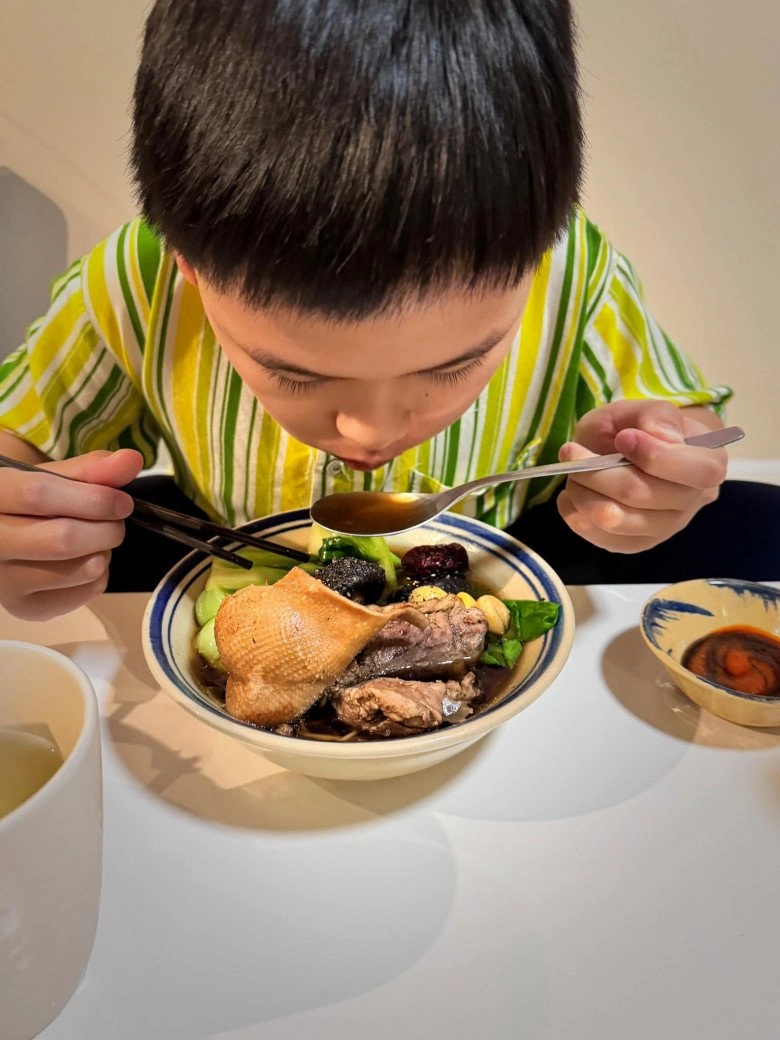 Chồng hoa hậu diễm hương đa tài làm món vịt ngon đã mắt không ngờ con trai đảm chẳng kém - 6