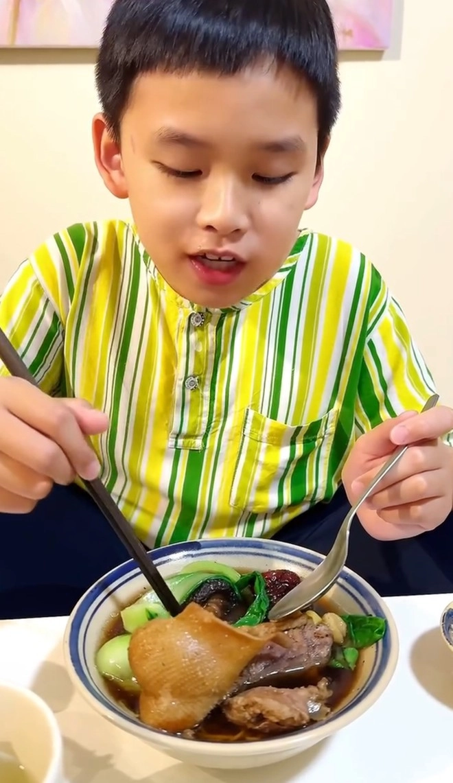 Chồng hoa hậu diễm hương đa tài làm món vịt ngon đã mắt không ngờ con trai đảm chẳng kém - 7