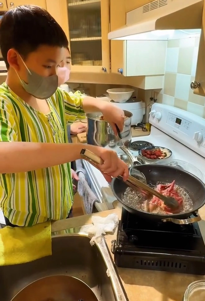 Chồng hoa hậu diễm hương đa tài làm món vịt ngon đã mắt không ngờ con trai đảm chẳng kém - 8