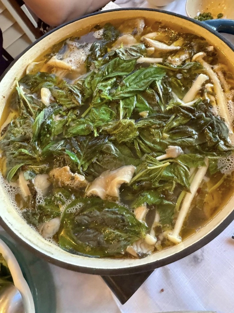 Chồng hoa hậu diễm hương đa tài làm món vịt ngon đã mắt không ngờ con trai đảm chẳng kém - 15