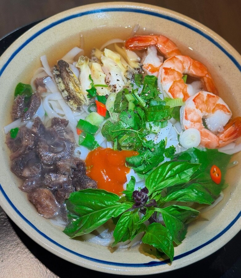 Chồng làm cho hoa hậu diễm hương bào ngư hải sâm và đủ món ngon vợ nấu thì liên tục uống nước dụi tai - 13