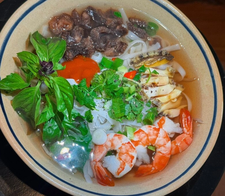 Chồng làm cho hoa hậu diễm hương bào ngư hải sâm và đủ món ngon vợ nấu thì liên tục uống nước dụi tai - 14