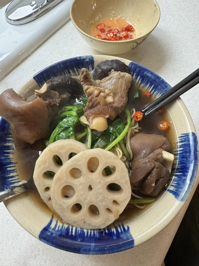 Chồng làm cho hoa hậu diễm hương bào ngư hải sâm và đủ món ngon vợ nấu thì liên tục uống nước dụi tai - 15