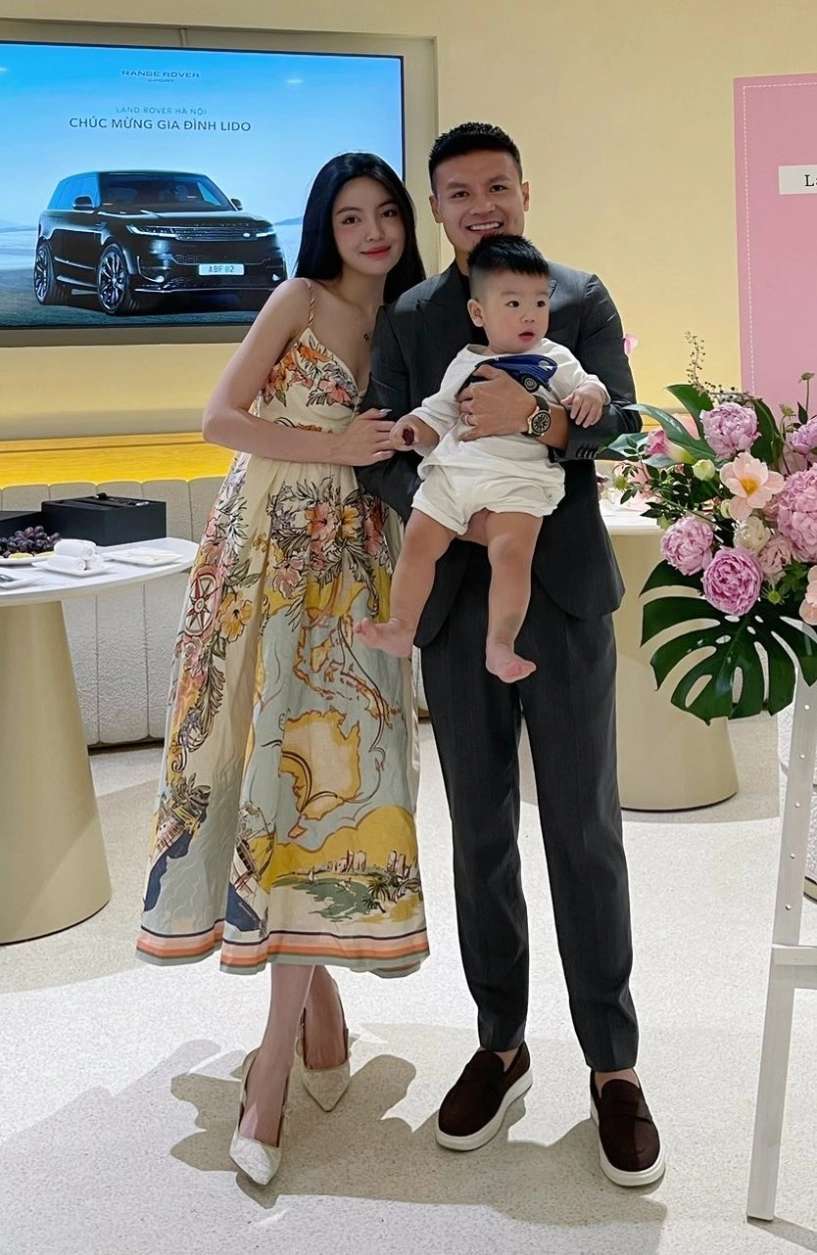 Chu thanh huyền diện váy 2 dây nuột nà bảo sao quang hải mê mệt tặng xe 8 tỷ - 1