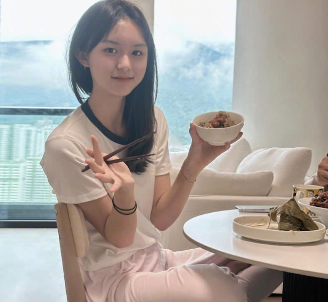 Cô bé 2 tuổi bị cả nước cấm phẫu thuật thẩm mỹ vì quá đẹp và cái kết không ngờ ở tuổi dậy thì - 6