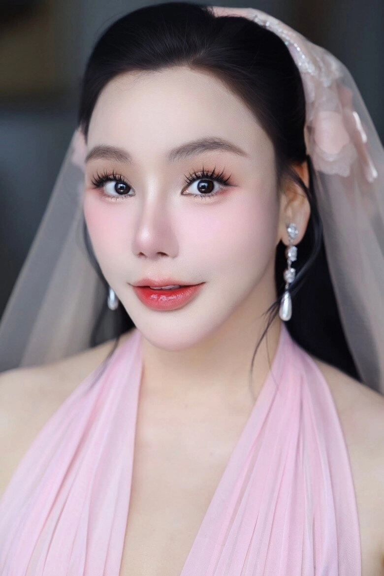Cô dâu u50 hồ quỳnh hương diện hai chiếc váy cưới lộng lẫy e ấp xuất hiện bên chú rể - 1