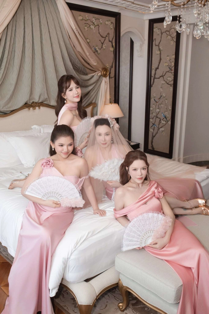 Cô dâu u50 hồ quỳnh hương diện hai chiếc váy cưới lộng lẫy e ấp xuất hiện bên chú rể - 2