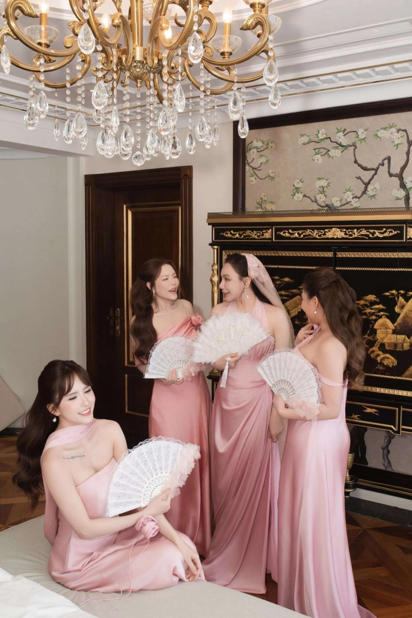 Cô dâu u50 hồ quỳnh hương diện hai chiếc váy cưới lộng lẫy e ấp xuất hiện bên chú rể - 3