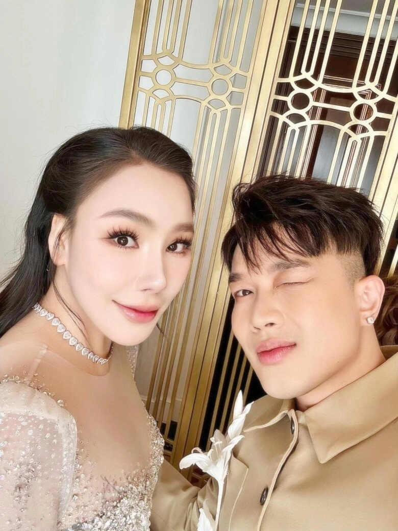 Cô dâu u50 hồ quỳnh hương diện hai chiếc váy cưới lộng lẫy e ấp xuất hiện bên chú rể - 4