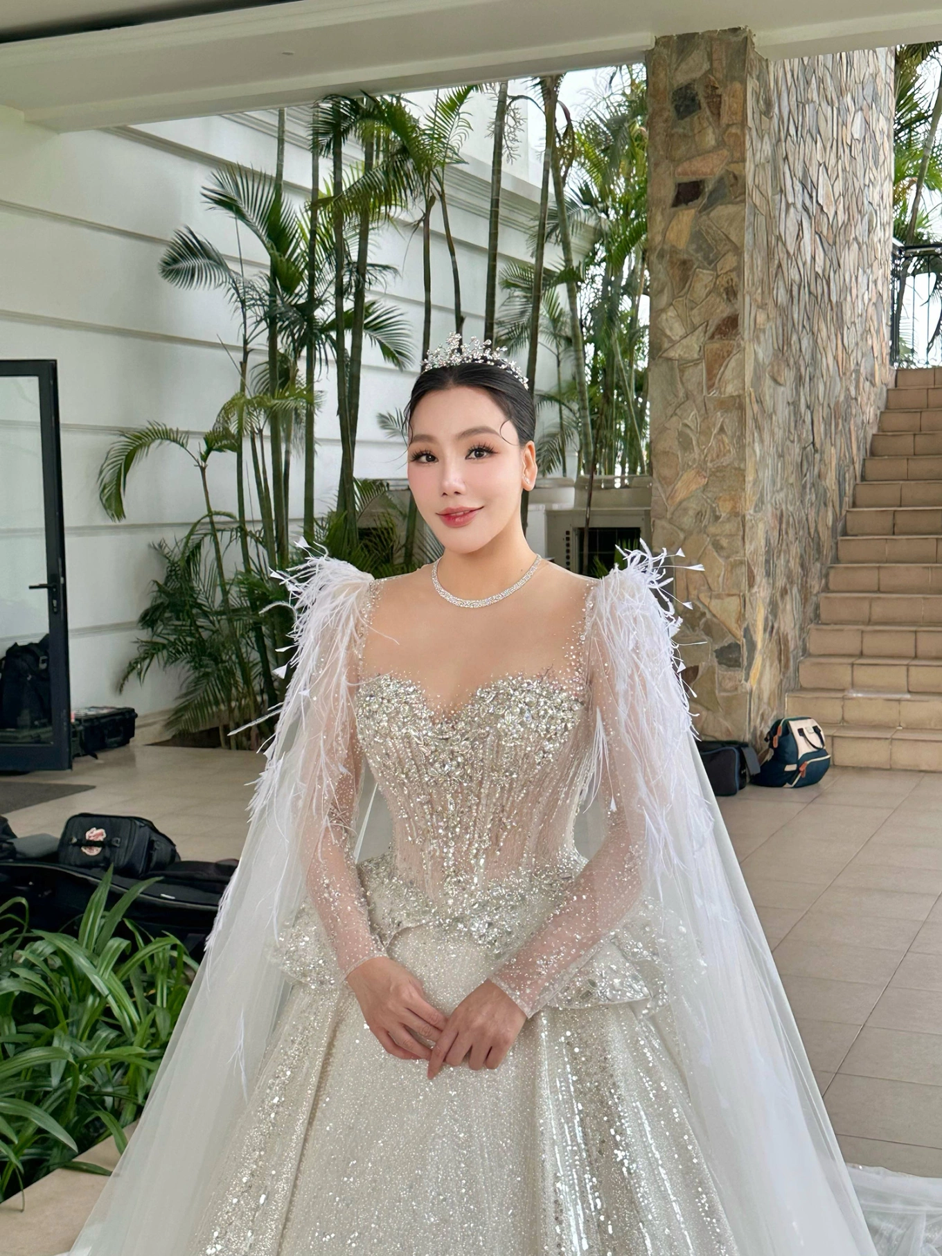 Cô dâu u50 hồ quỳnh hương diện hai chiếc váy cưới lộng lẫy e ấp xuất hiện bên chú rể - 6