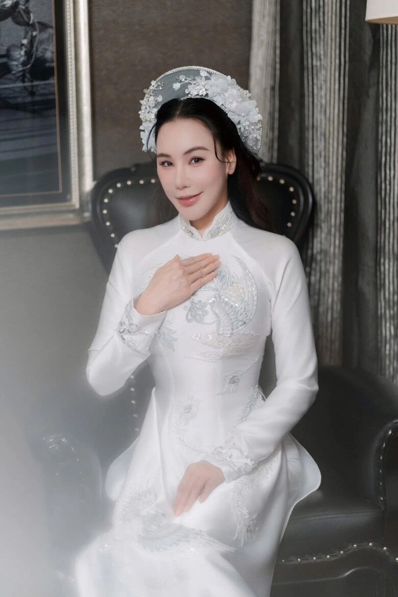 Cô dâu u50 hồ quỳnh hương diện hai chiếc váy cưới lộng lẫy e ấp xuất hiện bên chú rể - 9