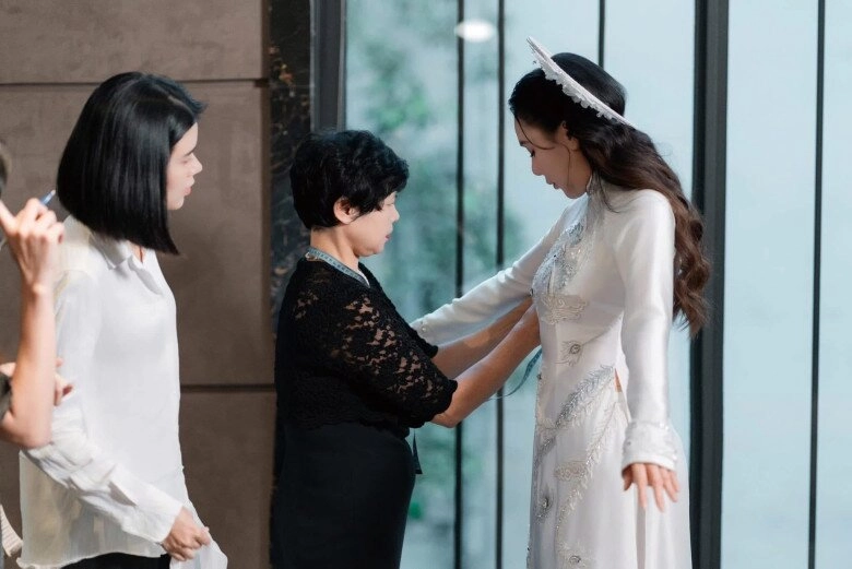 Cô dâu u50 hồ quỳnh hương diện hai chiếc váy cưới lộng lẫy e ấp xuất hiện bên chú rể - 11