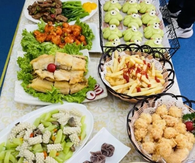 Cô giáo chụp ảnh cơm trưa ở trường mẫu giáo gửi vào nhóm lớp hội phụ huynh kéo nhau đến trường đòi gặp hiệu trưởng - 1