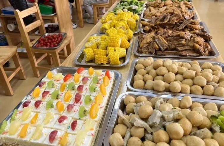 Cô giáo chụp ảnh cơm trưa ở trường mẫu giáo gửi vào nhóm lớp hội phụ huynh kéo nhau đến trường đòi gặp hiệu trưởng - 3