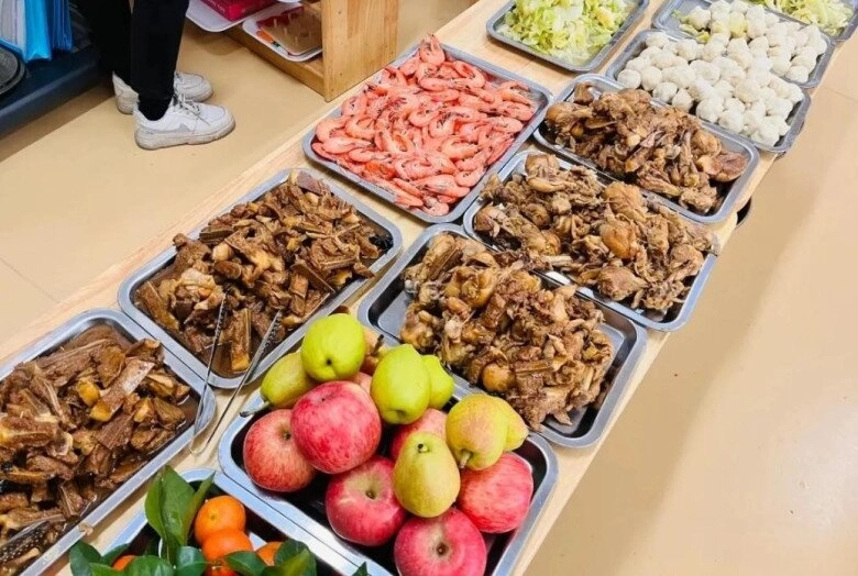 Cô giáo chụp ảnh cơm trưa ở trường mẫu giáo gửi vào nhóm lớp hội phụ huynh kéo nhau đến trường đòi gặp hiệu trưởng - 5