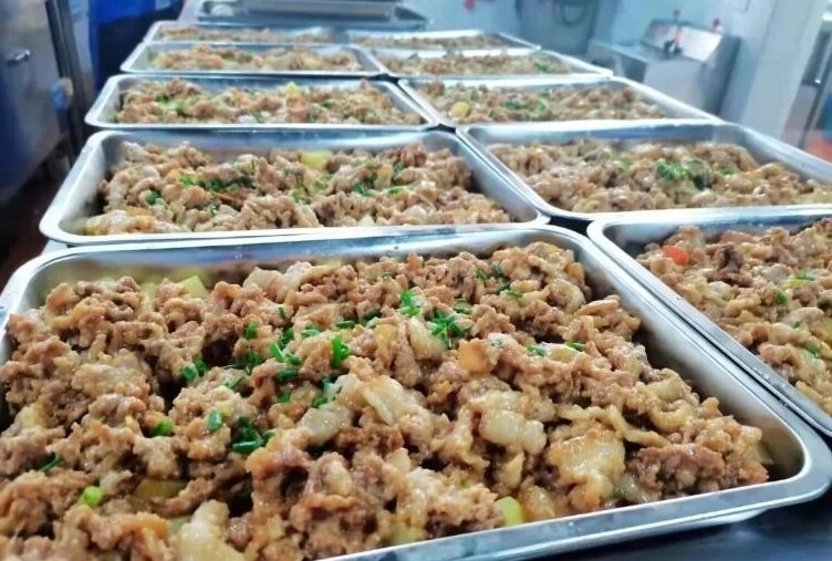 Cô giáo chụp ảnh cơm trưa ở trường mẫu giáo gửi vào nhóm lớp hội phụ huynh kéo nhau đến trường đòi gặp hiệu trưởng - 6