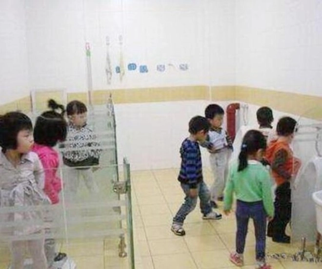 Cô giáo mầm non đăng ảnh trẻ vào nhóm lớp phụ huynh tức giận kéo đến trường khi nhìn cảnh tượng ở nhà vệ sinh - 1