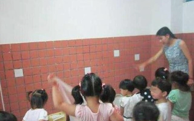 Cô giáo mầm non đăng ảnh trẻ vào nhóm lớp phụ huynh tức giận kéo đến trường khi nhìn cảnh tượng ở nhà vệ sinh - 2