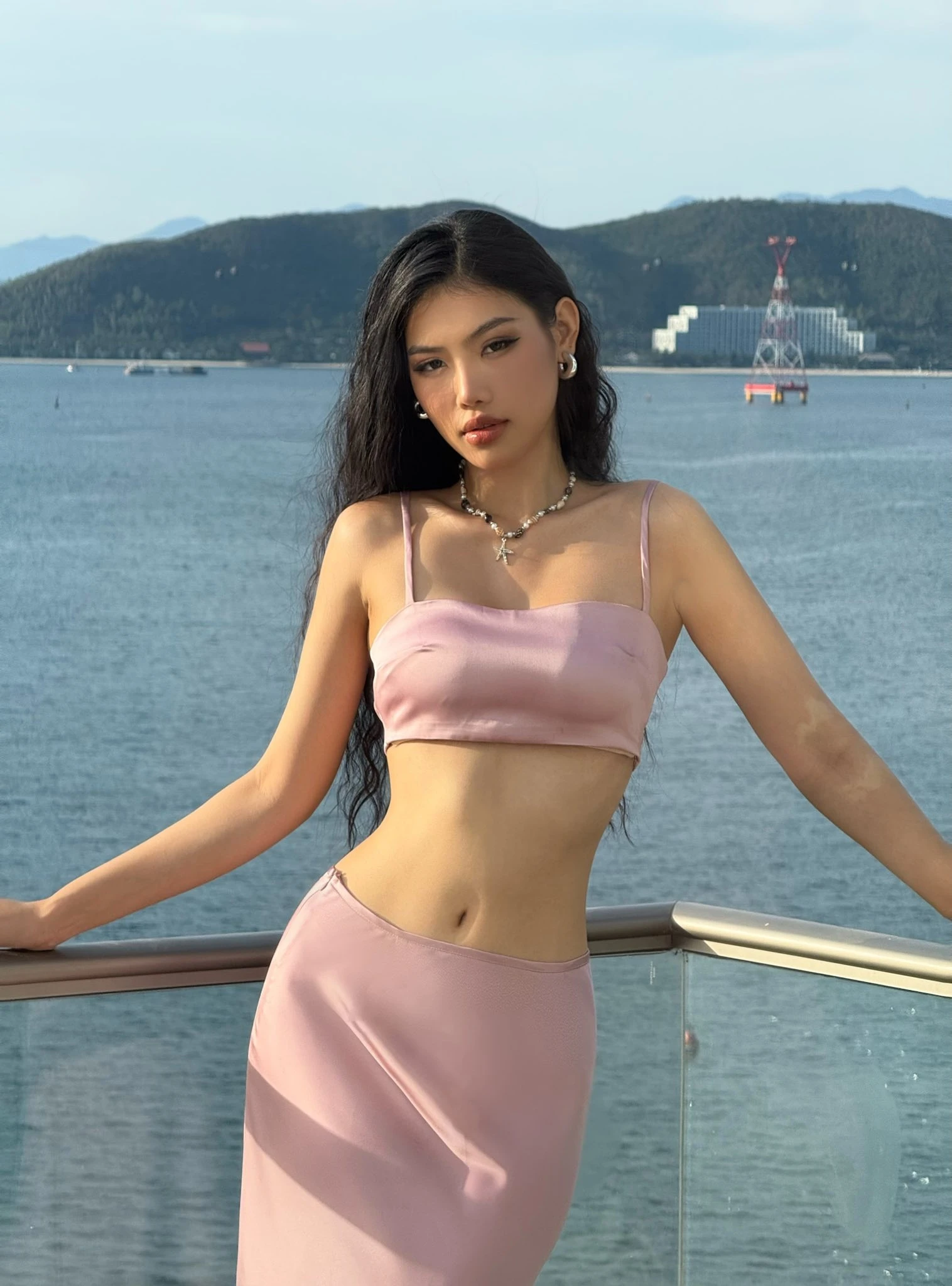 cỗ máy nói vừa đạt giải á hậu chuộng đồ bình dân mặc croptop váy ôm vài trăm nghìn vẫn đẹp xịn như hàng hiệu - 5