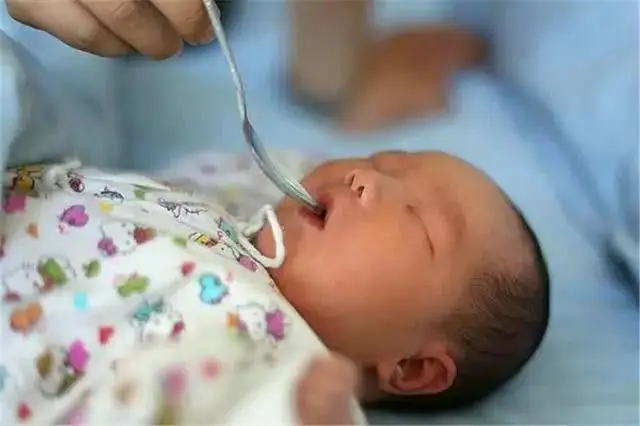 Con chào đời 1 tuần vẫn chưa mở mắt bố mẹ vội vã đưa đến bệnh viện bác sĩ bật cười - 2