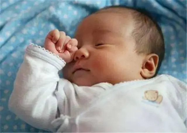 Con chào đời 1 tuần vẫn chưa mở mắt bố mẹ vội vã đưa đến bệnh viện bác sĩ bật cười - 3