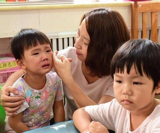 Con đi học khóc ròng suốt 3 tháng chuyển sang trường khác tôi mới biết nguyên do - 1