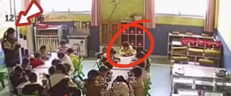 Con gái 3 tuổi bị bỏ đói mẹ đến trường mẫu giáo kiện phản ứng của cô giáo gây phẫn nộ - 2