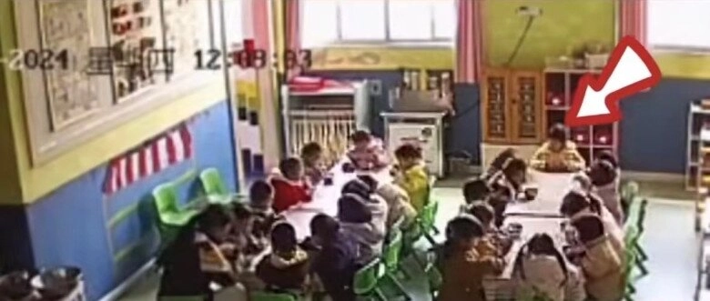 Con gái 3 tuổi bị bỏ đói mẹ đến trường mẫu giáo kiện phản ứng của cô giáo gây phẫn nộ - 3