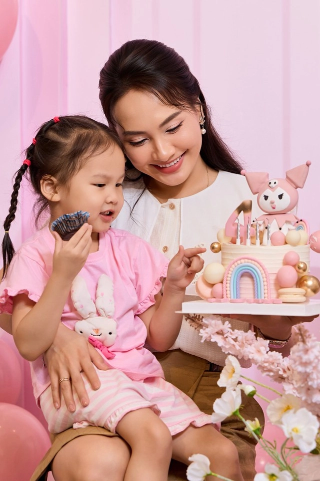 Con gái 4 tuổi của bảo thanh gây chú ý với bộ đồ đơn giản trong lần đầu tổ chức sinh nhật - 1