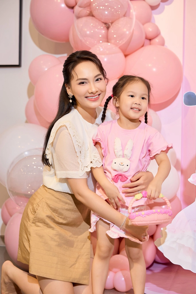 Con gái 4 tuổi của bảo thanh gây chú ý với bộ đồ đơn giản trong lần đầu tổ chức sinh nhật - 2