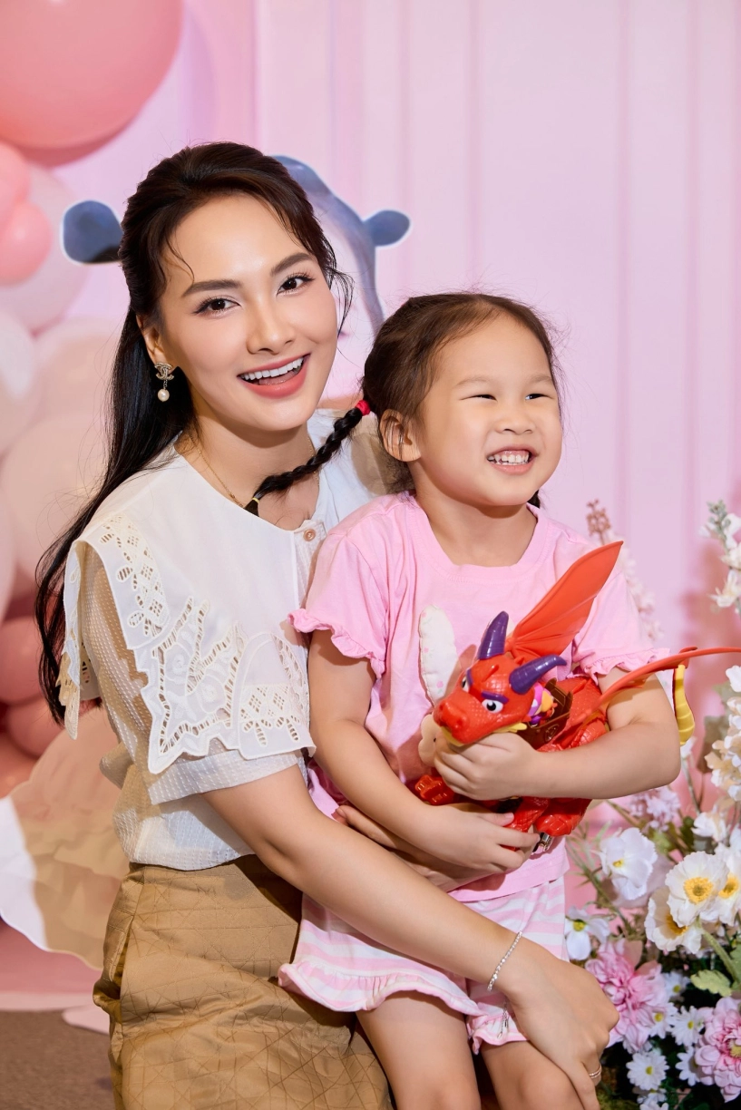 Con gái 4 tuổi của bảo thanh gây chú ý với bộ đồ đơn giản trong lần đầu tổ chức sinh nhật - 3