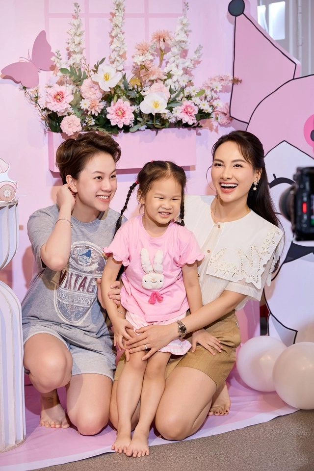 Con gái 4 tuổi của bảo thanh gây chú ý với bộ đồ đơn giản trong lần đầu tổ chức sinh nhật - 6