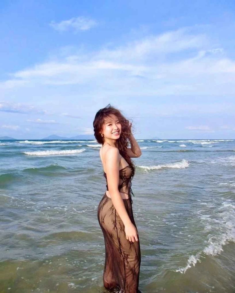 Con gái cựu hoa khôi bóng chuyền kim huệ đi biển cực cháy - 2