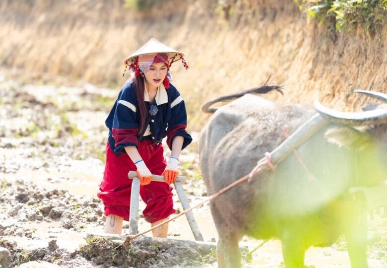 Con gái duy nhất của nữ đại gia thủy sản diện đồ hiệu bị chê ăn mặc mộc mạc kiểu nông dân lại được yêu - 2