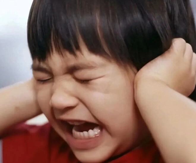 Con gái kêu cứu vì côn trùng bò vào tai mẹ nhét thêm một thứ vào bác sĩ khen quá thông minh - 1